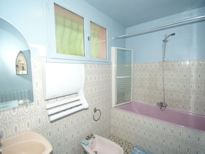 Bathtub - High-altitude House With Formidable View to Gamaches (Gamaches)