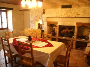 DVD player - Luxurious Holiday Home With Private Mini-golf Course, Pool and Fantastic View (Bouloc)