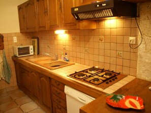 Fridge, microwave, dishwasher - Luxurious Holiday Home With Private Mini-golf Course, Pool and Fantastic View (Bouloc)