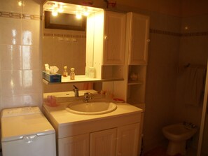 Shower - Luxurious Holiday Home With Private Mini-golf Course, Pool and Fantastic View (Bouloc)