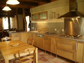 Fridge, microwave, dishwasher - Vintage Holiday Home in Labarthe France With Garden (Labarthe)