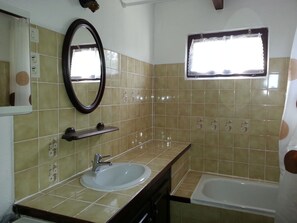 Combined shower/tub - Quaint Holiday Home With Terrace in Molières (Molieres)