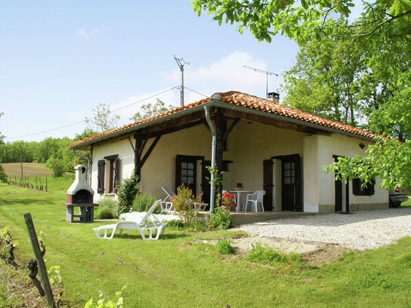 Exterior - Quaint Holiday Home With Terrace in Molières (Molieres)