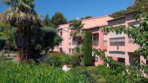Exterior - Charming Holiday Home in the Green Outskirts of a Harbortown (Sanary-sur-Mer)