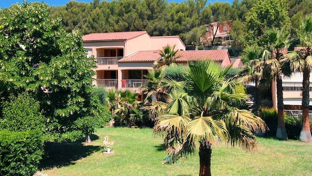 Exterior - Charming Holiday Home in the Green Outskirts of a Harbortown (Sanary-sur-Mer)