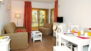 Living room - Charming Holiday Home in the Green Outskirts of a Harbortown (Sanary-sur-Mer)
