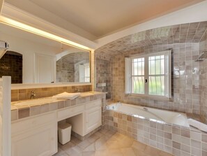 Combined shower/tub - Luxurious Villa in Sainte-maxime With Garden (Sainte-Maxime)