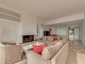 Fireplace, DVD player - Luxurious Villa in Sainte-maxime With Garden (Sainte-Maxime)