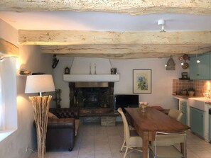 Fridge, oven, stovetop, dishwasher - Cozy Characteristic 2-person House, in an Authentic Hamlet Near Grimaud (Grimaud)