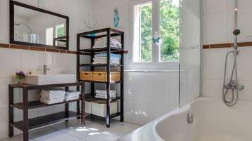 Bathtub dan handuk