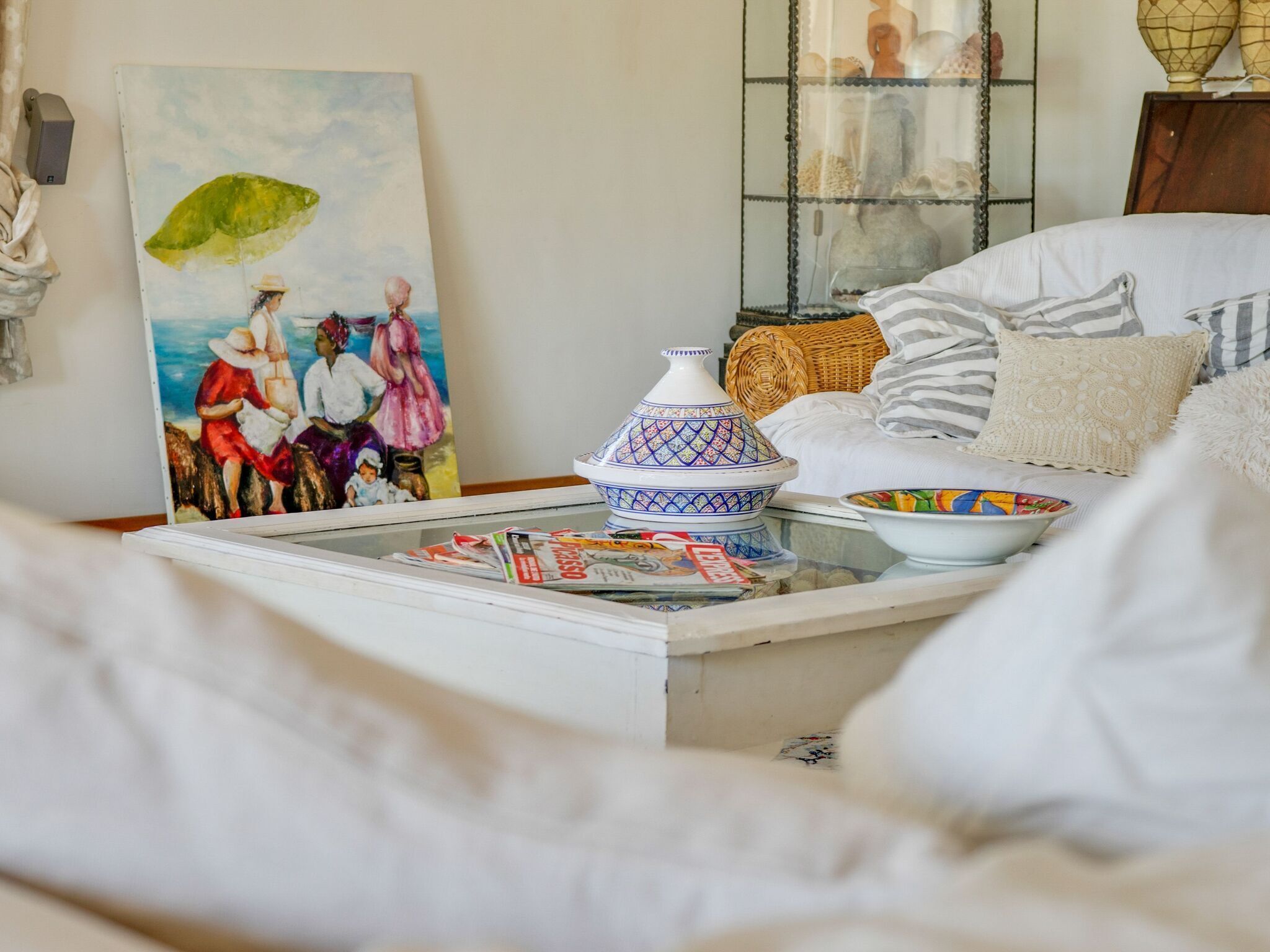 3 kamar tidur dan dilengkapi dengan perabotan berbeda-beda
