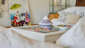 3 kamar tidur dan dilengkapi dengan perabotan berbeda-beda