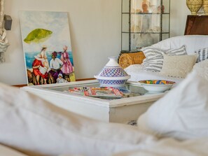 3 kamar tidur dan dilengkapi dengan perabotan berbeda-beda