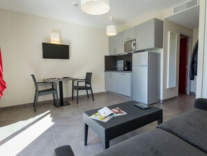Dining - Comfortable Studio With Dishwasher, on the Côte D'azur (Grimaud)