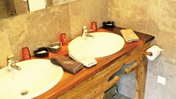Chalet | Bathroom | Bathtub, towels