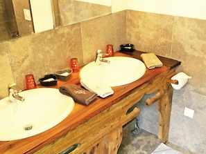 Chalet | Bathroom | Bathtub, towels - Charming Cottage Located in a Small Traditional Mountain Village (Bourg-Saint-Maurice)
