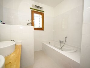 Combined shower/tub, towels - Beautiful Detached Villa in the Green Heart of the Var With Private Pool (Saint-Antonin-du-Var)