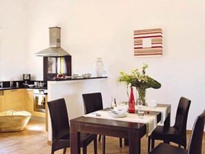 Dining - Tidy Appartment With Dishwasher and AC, 10 km From the Beach (Roquebrune-sur-Argens)
