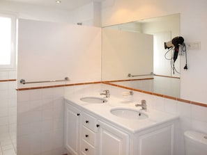 Shower - Tidy Appartment With Dishwasher and AC, 10 km From the Beach (Roquebrune-sur-Argens)