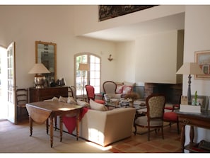 House | Living room | MP3 dock - Charming Holiday Home in Correns France With Garden (Roquebrune-sur-Argens)