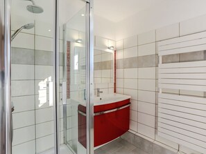 Shower - Fabulous Villa With Private Garden in Régusse France (Regusse)