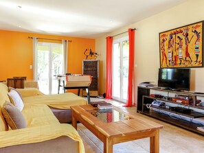 Living room - Fabulous Villa With Private Garden in Régusse France (Regusse)