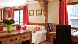 Dining - Cosy Chalet in Chamonix With Terrace (Chamonix-Mont-Blanc)