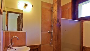 Bathtub - Cosy Chalet in Chamonix With Terrace (Chamonix-Mont-Blanc)