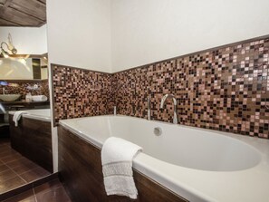 Bathtub - Apartment With Wooden Decoration Located at the Foot of the Slopes (Chamonix-Mont-Blanc)