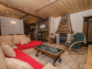 Fireplace, DVD player - Apartment With Wooden Decoration Located at the Foot of the Slopes (Chamonix-Mont-Blanc)