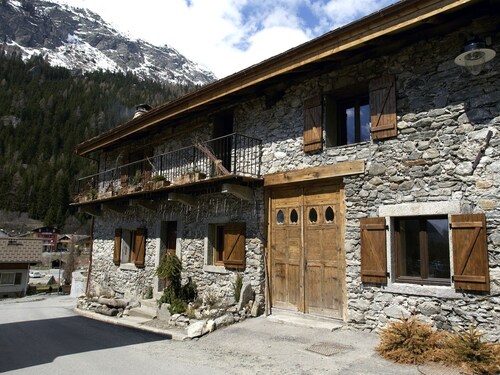 Apartment With Wooden Decoration Located at the Foot of the Slopes