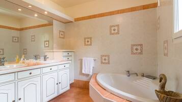 Combined shower/bathtub