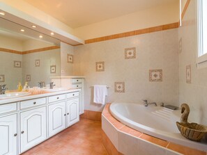 Combined shower/tub - Luxurious Villa in Flayosc With Swimming Pool (Flayosc)
