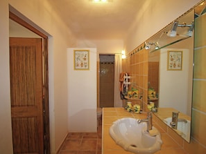 Bathtub - Boutique Holiday Home in Pignans With Private Pool (Pignans)