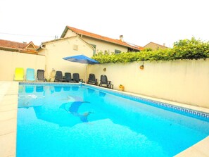 Outdoor pool - Holiday Home Near the Historic Center of Avignon (Avignon)