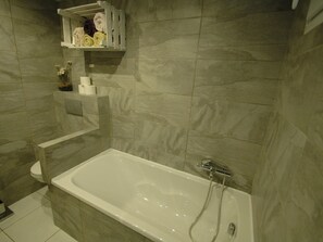 Combined shower/bathtub, towels - Holiday Home Near the Historic Center of Avignon (Avignon)