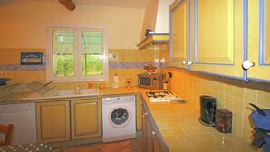 Private kitchen - Charming Cottage in Rasteau With Garden (Rasteau)