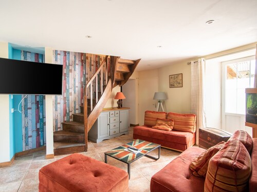 Attractive Holiday Home in Clessé With Swimming Pool