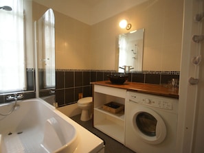 Bathtub - Vintage Holiday Home in Huchenneville With Fireplace (Huchenneville)