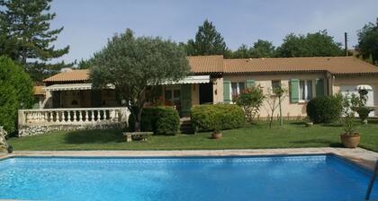 Cozy Holiday Home in Cadenet With Swimming Pool