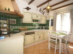 Fridge, microwave, oven, dishwasher - Cozy Holiday Home in Cadenet With Swimming Pool (Cadenet)
