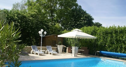 Cozy Holiday Home in Cadenet With Swimming Pool