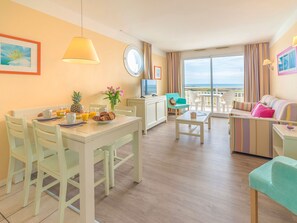Living room - Cozy Studio With a Dishwasher and Wonderful sea View (Les Sables d'Olonne)
