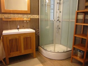 Shower - Spacious Holiday Home in Le Crotoy France With Sea View (Le Crotoy)