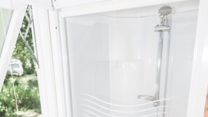 Chalet | Bathroom | Shower - Detached Chalet With Dishwasher, Located in Natural Region (Moncontour)