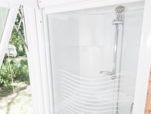 Chalet | Bathroom | Shower - Detached Chalet With Dishwasher, Located in Natural Region (Moncontour)