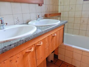 Bathtub - Beautiful Modern Chalet in La Bresse With Sauna and Extensive Views Over the Valley (La Bresse)