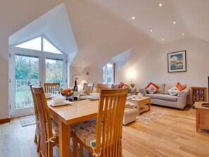 Dining - Contemporary Holiday Home in Little Petherick With Terrace (Wadebridge)