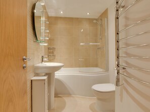Combined shower/bathtub, hair dryer, towels - Contemporary Holiday Home in Little Petherick With Terrace (Wadebridge)