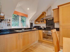 Fridge, microwave, oven, dishwasher - Contemporary Holiday Home in Little Petherick With Terrace (Wadebridge)